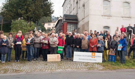 68 ehemalige VERO Mitarbeiter waren gekommen für Dreharbeiten des mdr. Die Meisten hatten kleine oder große Erinnerungsstücke mitgebracht. / Foto: Dietmar Hösel